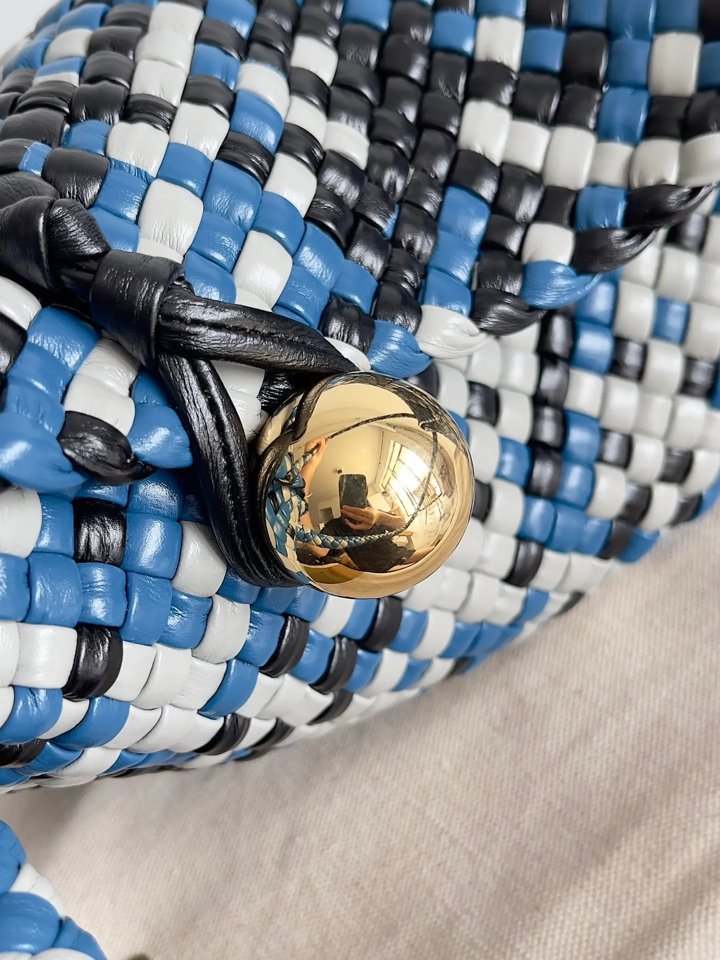 Batch 5960 BV collectible small woven handbags are really YYDS!! Bottega Veneta’s most classic small woven handbags are back! ! Colorful macaron color combination, super heavy craftsmanship. We use the highest quality leather with the highest craftsmanship❤️ to create the most precious works. We created the original Intrecciato leather weaving process❤️ This unique traditional exclusive leather weaving method has not only become our logo, but also reflects the time-consuming and labor-intensive craftsmanship of our products❤️ The new TOSCA handbag It must be a selection worth collecting🆕⚠️⚠️Baby, malachite, pearl, spotted stone can be sold individually and can be assembled by yourself. Style number: 716974 Size: 27*9*18cm